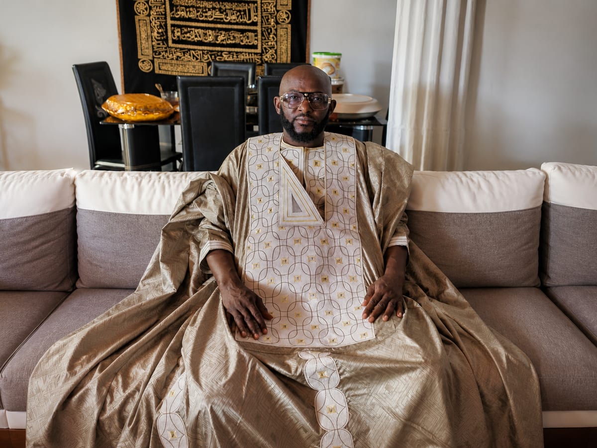 Marabout Djibril con bubú dorado, sentado en su salón